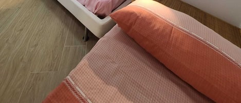 2 عدّة غرف نوم وواي فاي وملاءات أسرّة