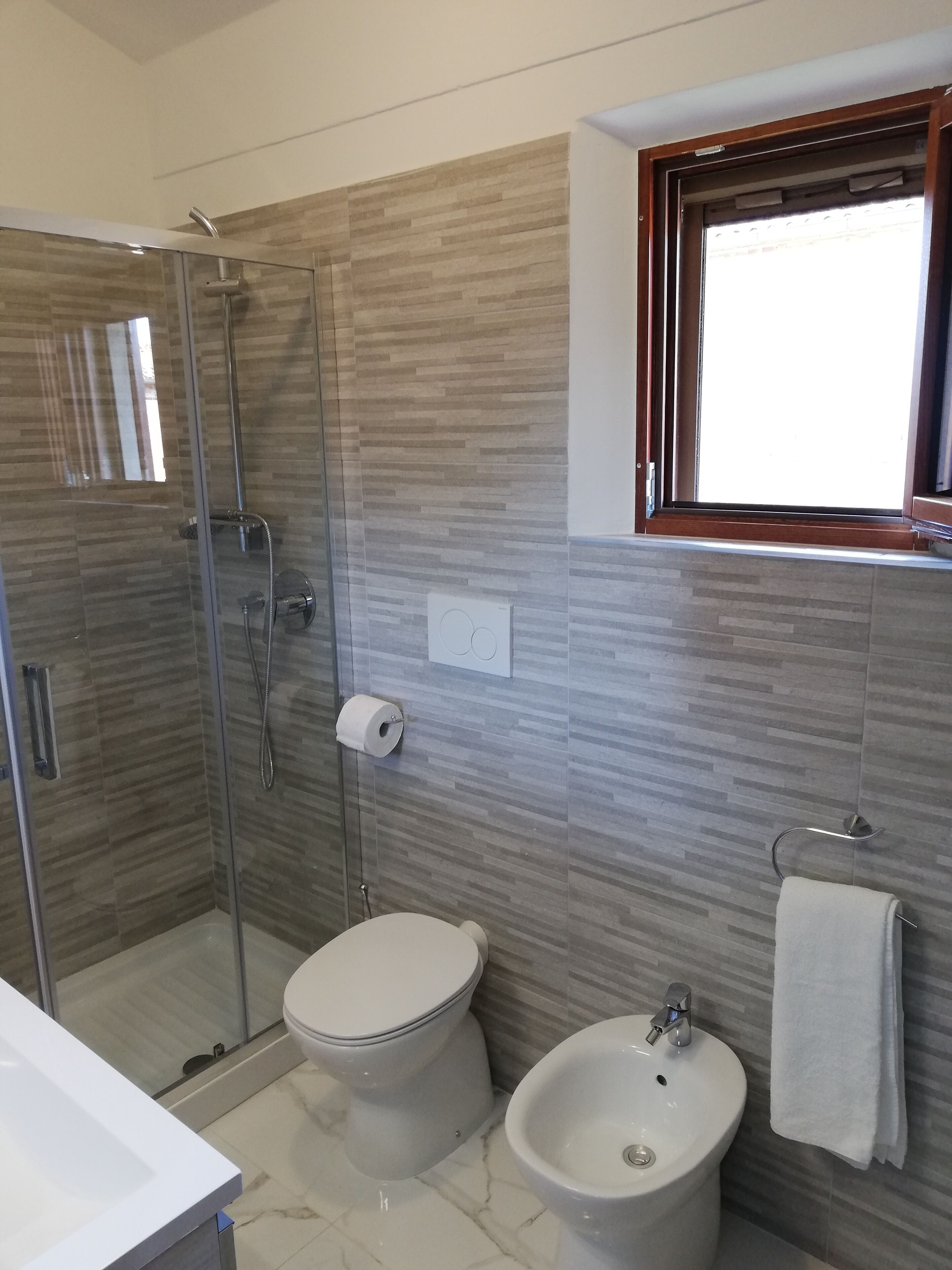 Doccia, asciugacapelli, bidet, asciugamani