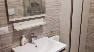 Dusche, Haartrockner, Bidet, Handtücher