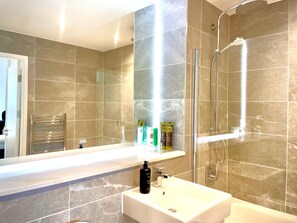 Appartement | Salle de bain | Ensemble douche/baignoire, baignoire relaxante profonde, sèche-cheveux