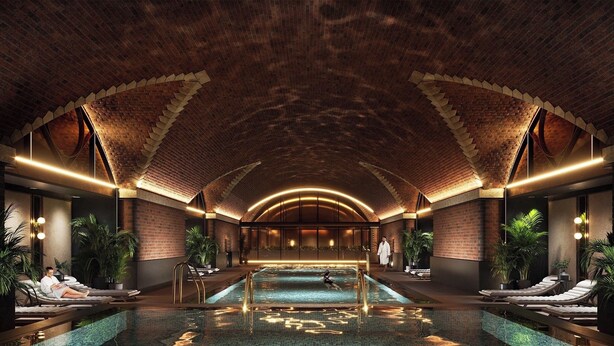 Ein Wellnessbereich mit einem zentralen Pool, Liegestühlen und Topfpflanzen.