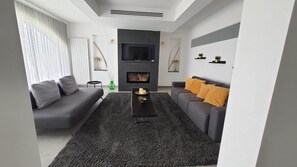 Smart TV, fireplace