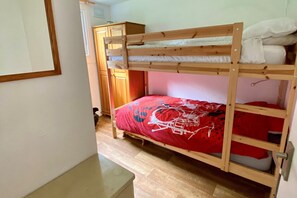 2 habitaciones, tabla de planchar con plancha y wifi gratis 