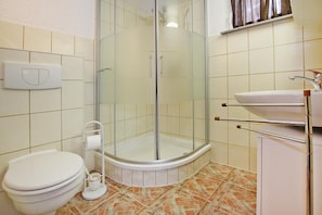 House | Bathroom - Ferienhaus mit Terrasse und Kaminofen in Parchim (Parchim)