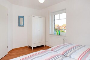 3 bedrooms, individually furnished, iron/ironing board - Doppelhaushalfte in Nessmersiel mit Maritimem Flair (Dornum)