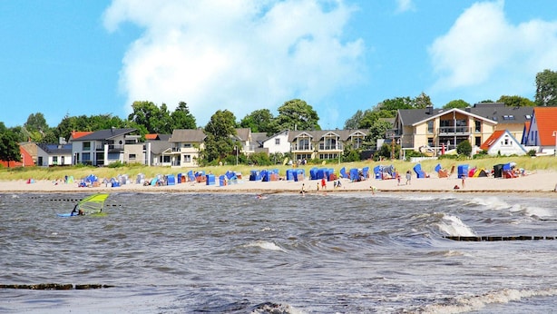 A beach with houses and tents. - Doppelhaushalfte Rugentraum in Glowe (Glowe)