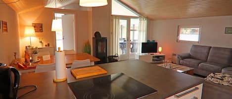 Hús | Einkaeldhús | Rafmagnsketill, brauðrist, barnastóll