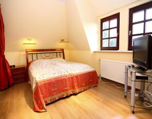 House | 3 bedrooms, individually furnished, iron/ironing board, bed sheets