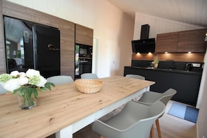 House | Private kitchen | Electric kettle, toaster, highchair - Ferienhaus mit Pool und Sauna am Duemmer See (Dümmer)