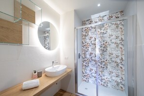 Shower, hair dryer, bidet, towels - Vue Sur Jardin in Center Town (Lucca)