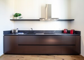 Frigorífico, microondas, horno y placa de cocina