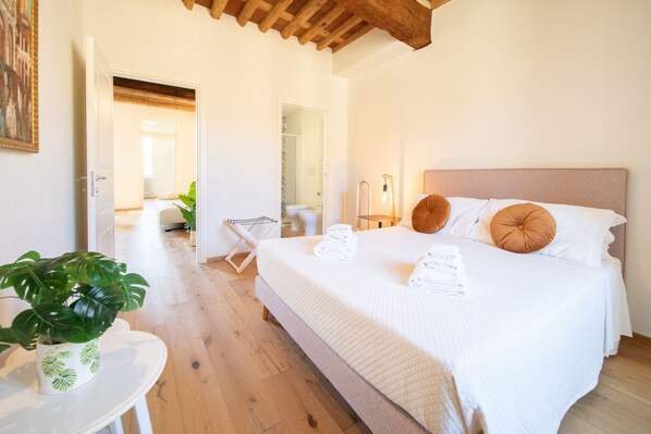 2 chambres, fer et planche à repasser, Wi-Fi gratuit, draps fournis