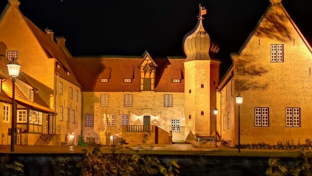 A historic building with multiple towers and a courtyard. - Charmantes Ferienhaus mit Kamin in Lintig (Geestland)