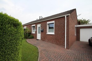 Bungalow | Exterior - Bungalow in Berumbur Nahe Norddeich Strand (Berumbur)