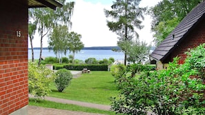 A view of a lake from a brick building with a number '15' on the wall. - Seepark Heidenholz, Plau am See (Plau am See)
