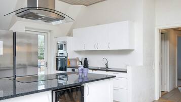 Hus | Privat køkken | Køleskab, mikrobølgeovn, opvaskemaskine