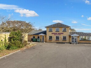 A two-story building with a sign reading 'FAERGE KROEN' and 'ODDESUND'. - 26 Person Holiday Home in Thyholm (Thyholm)