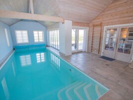 Casa | Piscina | Una piscina cubierta, una piscina al aire libre