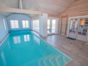 Hus | Basseng | Innendørsbasseng og utendørsbasseng