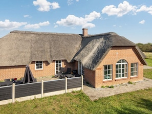 A brick house with a thatched roof and a small attached brick extension. - 4 Star Holiday Home in Ulfborg (Ulfborg)