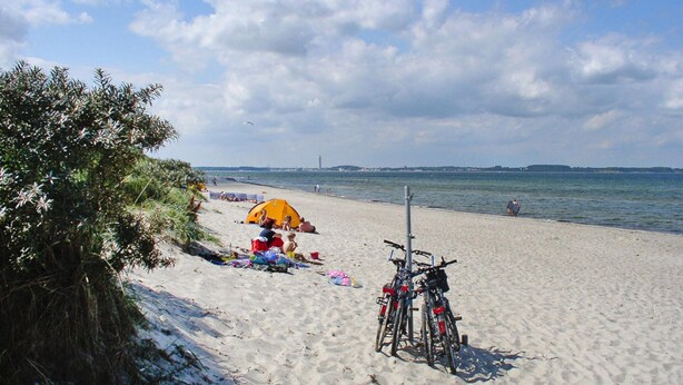 A beach with a tent, bicycles, and a clear sky. - Doppelhaushaelfte, Tankenhagen (Dassow)