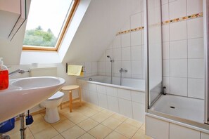 House | Bathroom - Cottage in Muritz Park Near 1,000 Lakes (Mirow)