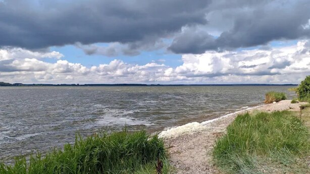 A river with a grassy bank and a cloudy sky. - Apartment for up to 6 People in Lepels Hof (Luetow)