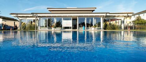 Una piscina techada, una piscina al aire libre