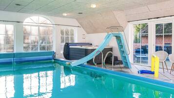 House | Kolam renang | Kolam renang tertutup, kolam renang terbuka