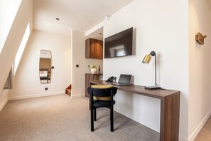 Suíte família | Cofres nos quartos, ferros/tábuas de passar roupa, Wi-Fi de cortesia