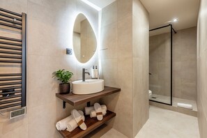 Family Suite | Bathroom