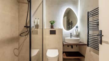 Deluxe Double Room | Bathroom | Shower, hair dryer, slippers, towels