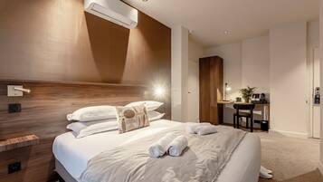 Coffres-forts dans les chambres, fer et planche à repasser