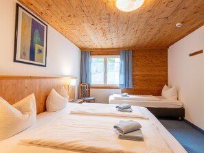 Căn hộ | 2 phòng ngủ, trang bị nội thất với thiết kế riêng biệt, bộ trải giường 