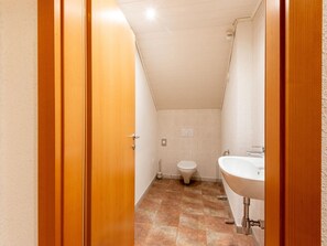 Apartment | Bathroom | Shower, towels