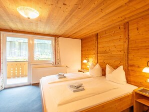 Apartment | 2 bedrooms, individually furnished, bed sheets