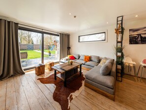 Living room - Lush Holiday Home With Bubble Bath and Sauna (Somme-Leuze)