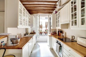 Ofen, Herdplatte, Geschirrspüler, Wasserkocher mit Kaffee-/Teezubehör