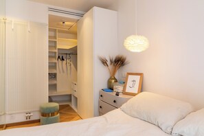 1 bedroom, iron/ironing board, internet, bed sheets - Beautiful 1BD Apartment in Saint Lazare (Paris)