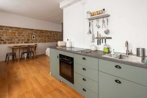 Fridge, oven, stovetop, coffee/tea maker