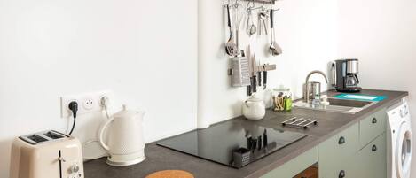 Fridge, oven, stovetop, coffee/tea maker