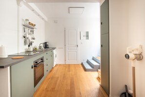 Kjøleskap, ovn, kokeplater og kaffetrakter/tekoker