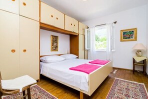 House | 2 bedrooms, iron/ironing board, bed sheets