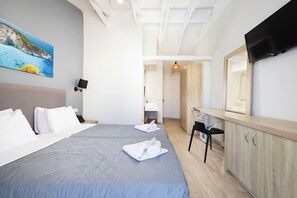 Chambre Standard double ou avec lits jumeaux, balcon, vue sur la cour intérieure | Espace de travail pour ordinateurs portables, rideaux d’obscurcissement