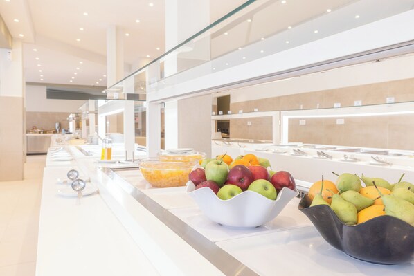 A buffet area with various fruits and beverages. - Cameo Beach Resort (Zakynthos)