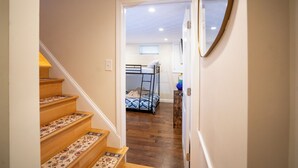 Una escalera que lleva a un dormitorio con literas.