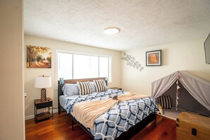 5 bedrooms, iron/ironing board, free WiFi - 5BR Medford Home Near Stone Zoo with Free Parking -597 (Medford)