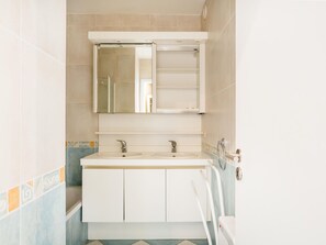 Apartment | Bathroom - Amandari Igv01 Near the Center in Koksijde (Koksijde)