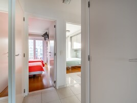 2 chambres, ameublement personnalisé, fer et planche à repasser