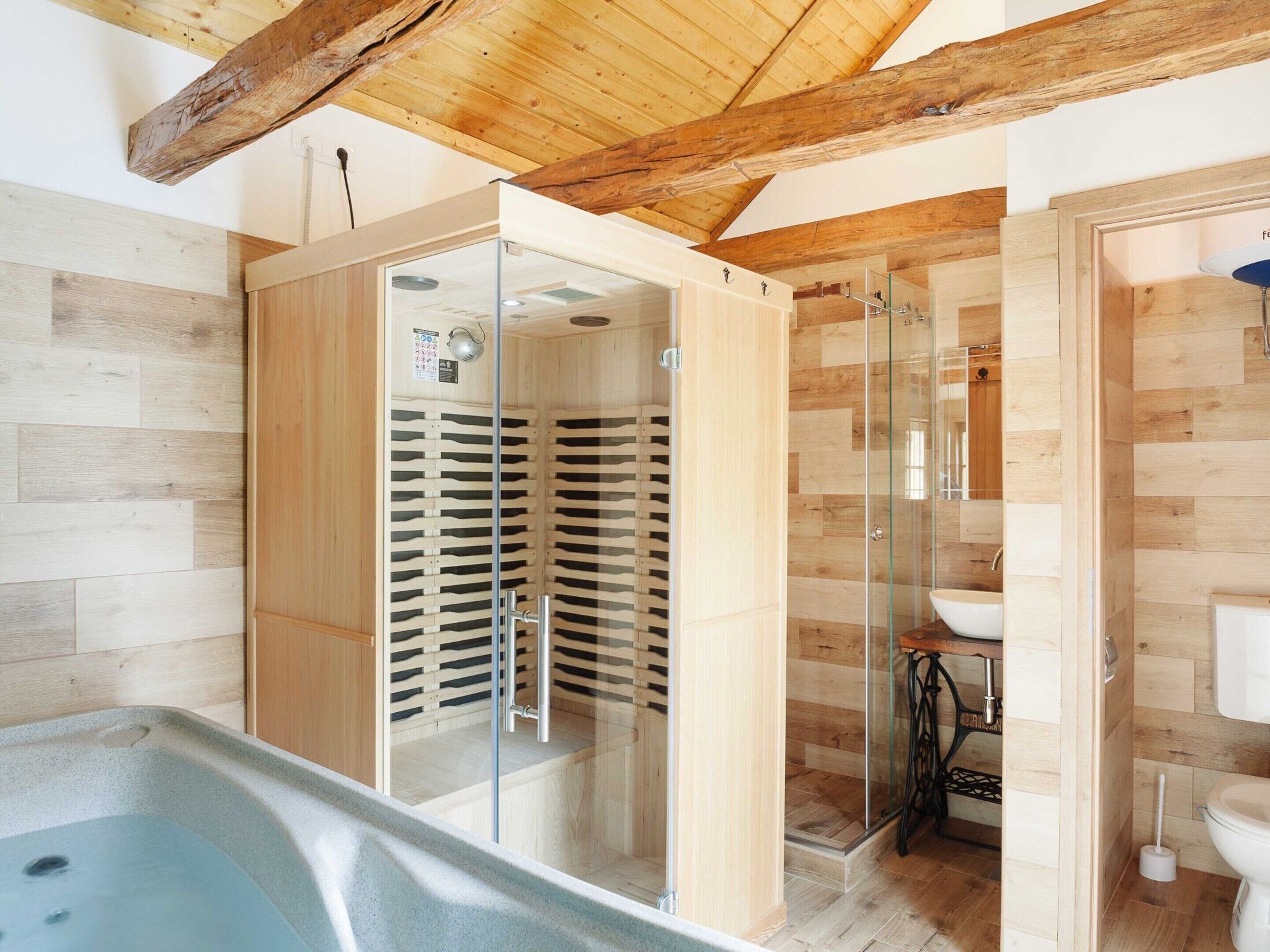 Bathtub, free toiletries, hair dryer, bathrobes